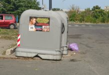 Кандидат-кметът Ивайло Дражев на казан за боклук.